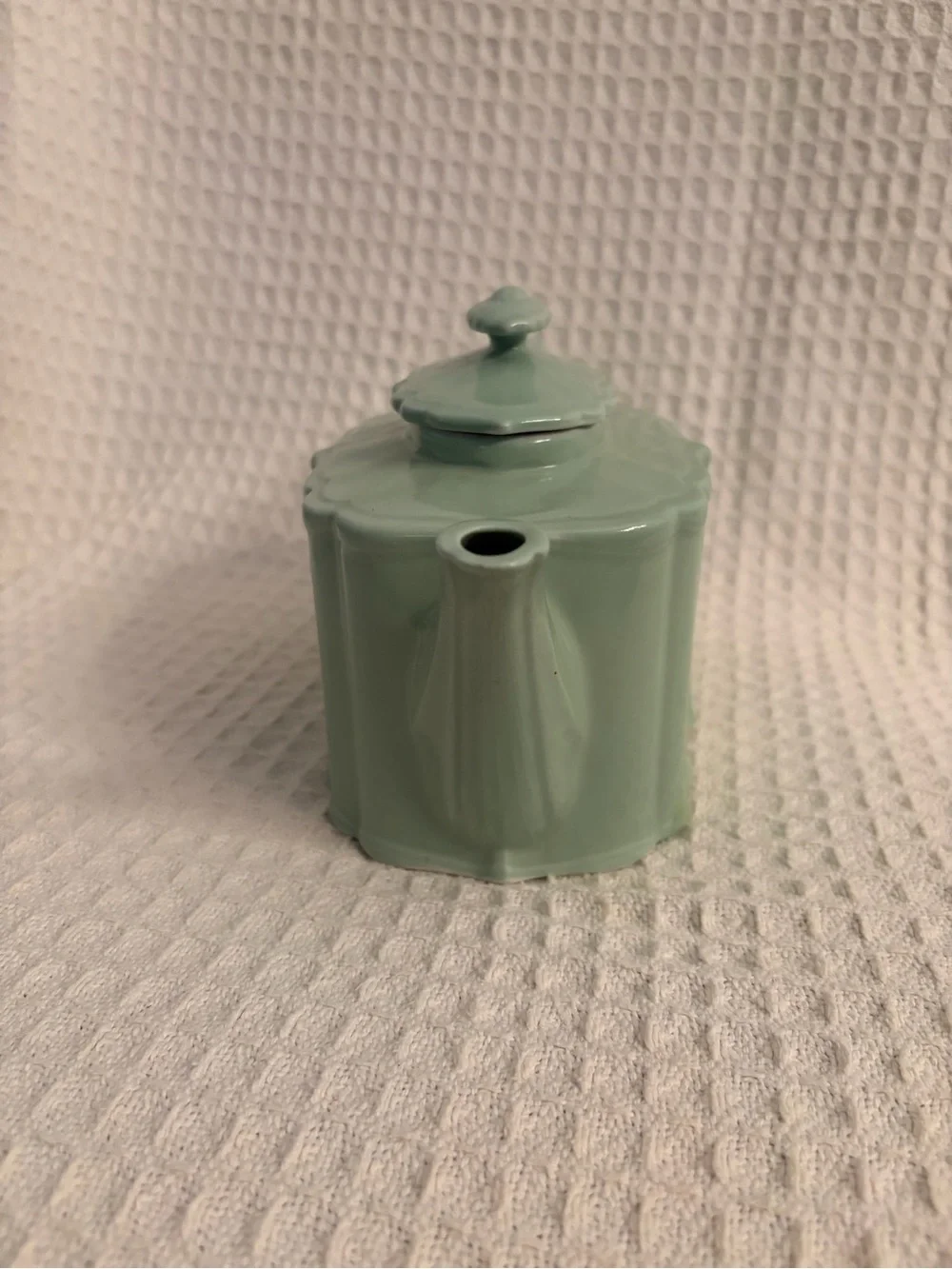 Vintage Hall 1940’s Victorian Collection Mint Green Benjamin Scalloped Teapot